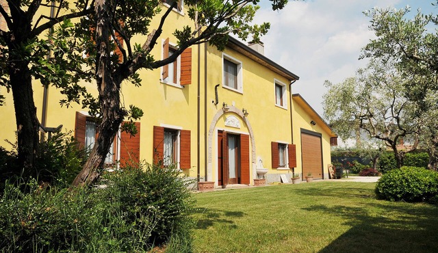 APARTMENT WITH SEPARATE ENTRANCE WITH PRIVATE GARDEN