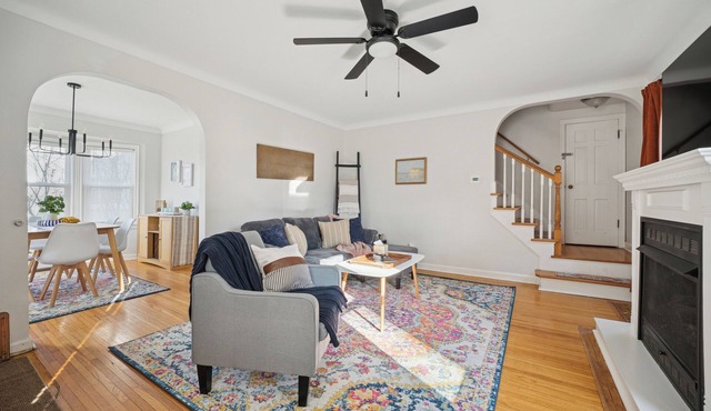Appealing 2br Cape Cod w/bonus rm & fiber Wi-Fi!