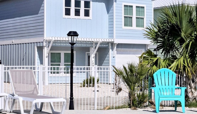 Aransas Bay Waterfront! Hot Tub, Arcade, Pool, Gas Grill. Walk to Pier