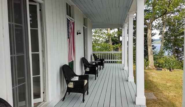 Availability in Early September! Spacious waterfront cottage! 5 Bedrooms!