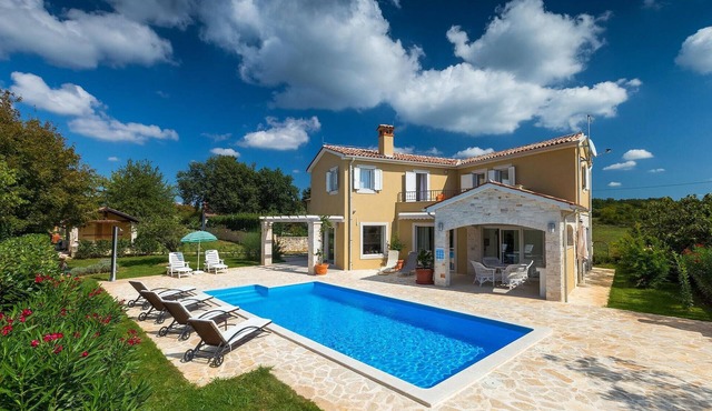 Awesome home in Porec