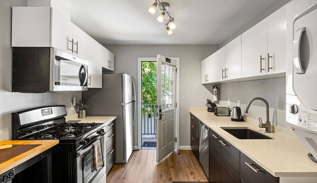 (B2bE) Enjoy a Pet-Friendly and Clean Condo Near the Beltline