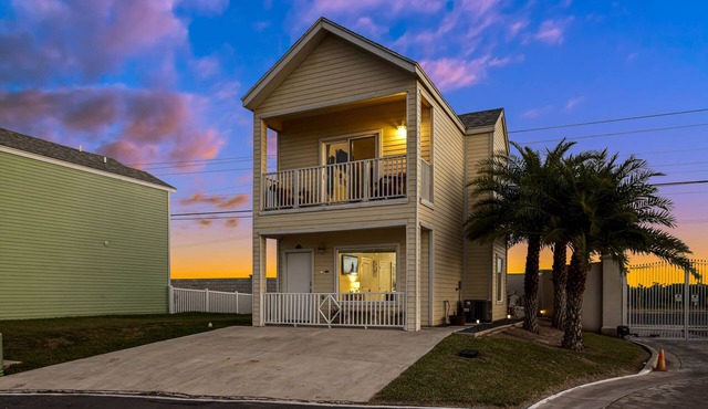 Bayview Casita- Balcony & views! Community Pool, hot tub, park. Dining & beach.
