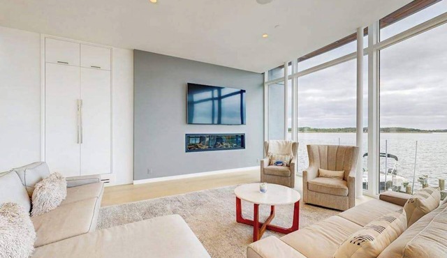 Bayview Park bay front house w/private pool, amazing bay views, deck, balcony