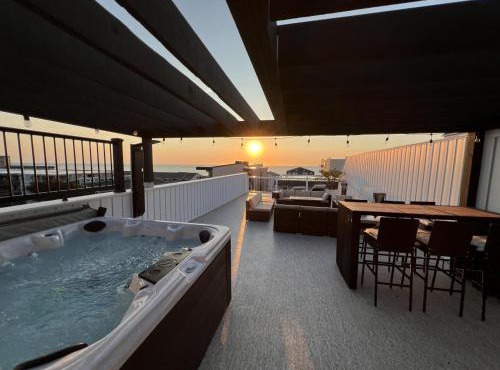 Beach Getaway North - Ocean View Sky Lounge, Hot Tub, Game Room