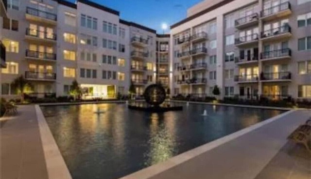 Beautiful 2 bedroom Condo near Galleria Mall