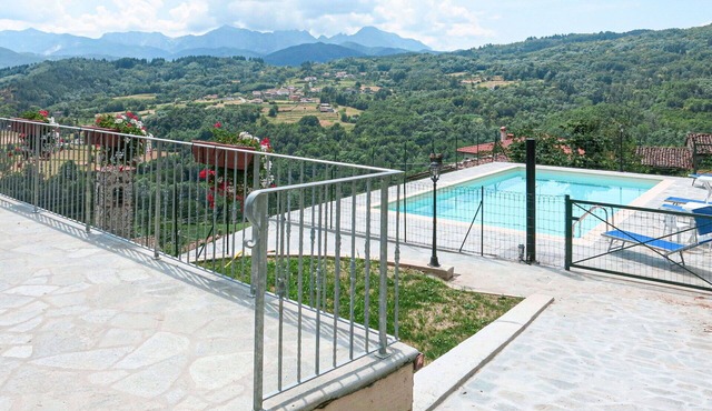 Beautiful apartment in villa for 5 people with pool, WIFI, terrace and pets allowed