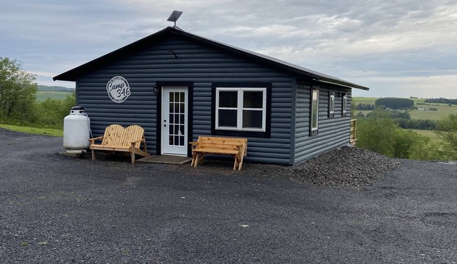 Beautiful Cabin Sleeps 4(up to 6) w/direct access to snowmobile and ATV trails!
