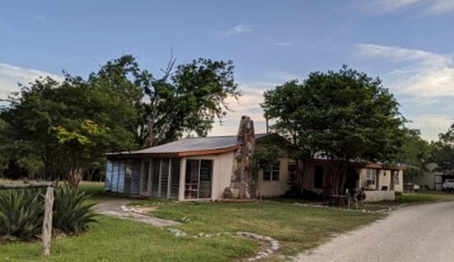 Beautiful Cottage Close to Fantastic Hiking Trails in Camp Wood, Texas