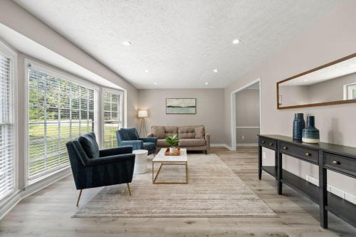 Beautiful Newly-Renovated Home in Indian Hills