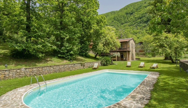 Beautiful private villa for 10 people with WIFI, private pool, TV and terrace
