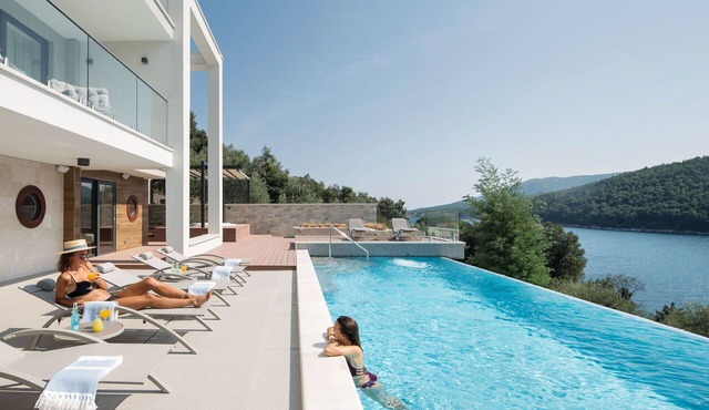 Beautiful private villa for 10 people with A/C, hot tub, WIFI, private pool, TV and terrace