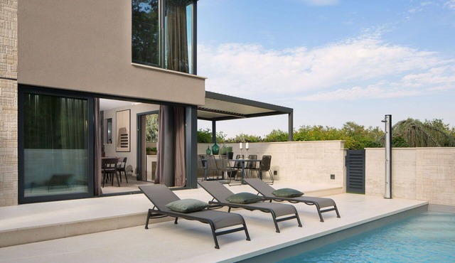 Beautiful private villa for 20 people with private pool, WIFI, A/C, TV and terrace