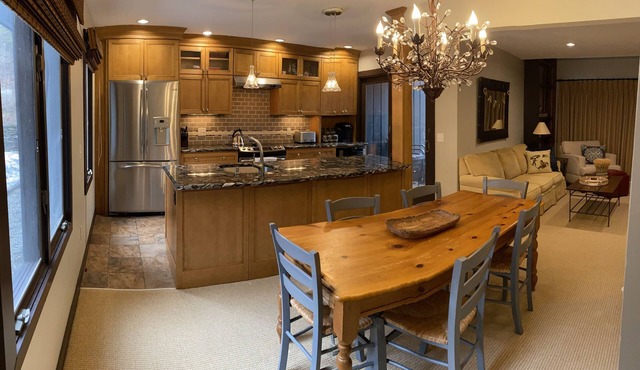 Beautiful riverfront condo w/pool near MRG & Sugarbush