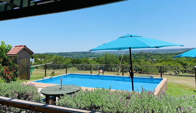 Beautiful view,18 acres,pool, game room,Axis deer, 3 mile’s to the river trail!