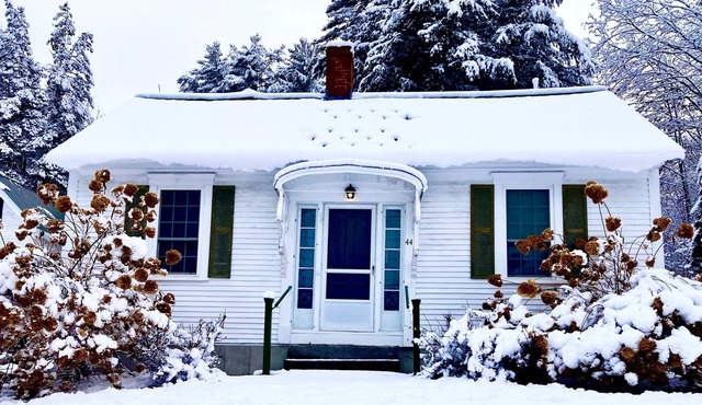 Beautifully restored historical cottage in neighborhood alongside Long Lake, ME