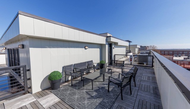 Benz View Penthouse w Rooftop, Secure Parking