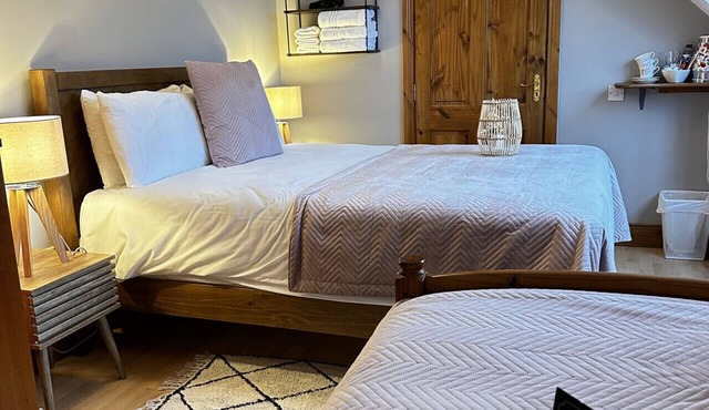 Beside Malahide Castle! Triple room in a cozy Guest House. Close to airport.