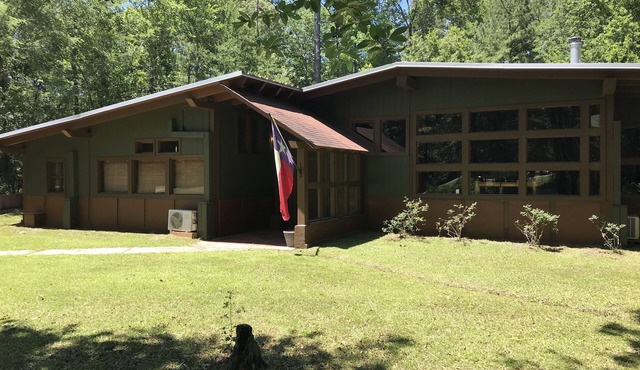 Big Sam Hangout! 4 bed 3.5 bath South End with rear privacy & Hot Tub