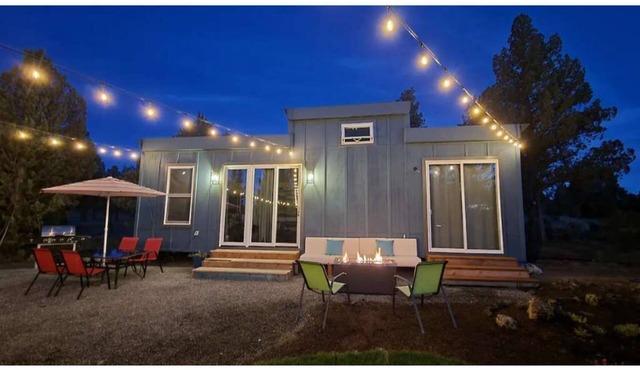 Big tiny. A spacious tiny house, with extra loft, full kitchen, yard to enjoy.