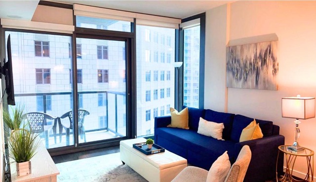 Blue Luxe-Highrise, Balcony, Year-round Pool, City View!