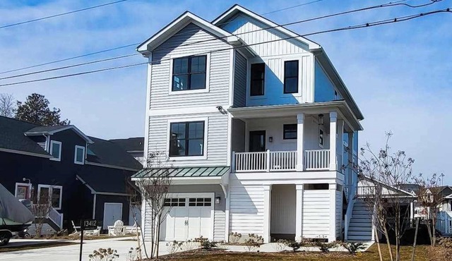 Brand-new, dog-friendly home with chef's kitchen, EV charger, decks, & firepit