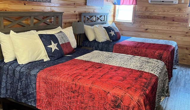 Cabin Unit 3 of 6 Called the Texan with WiFi and AC in serene Paige