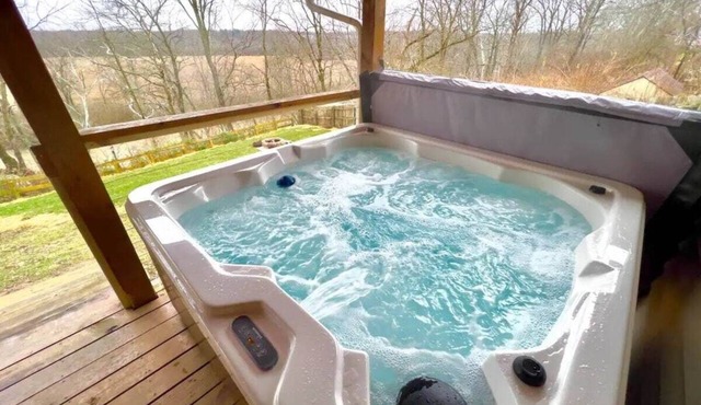 Cabin with hot tub and relaxing views!