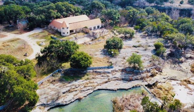Castle Experience! ★Peacocks ★Sauna ★Pool/Hot Tub ★Creek with swimming hole