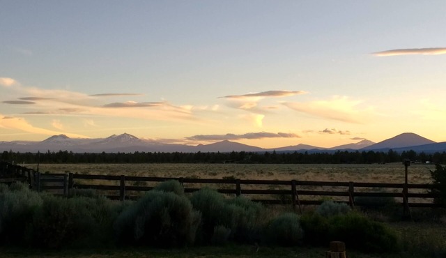 Central Oregon Escape - Mountain Views - Hot Tub - AC and Fireplace