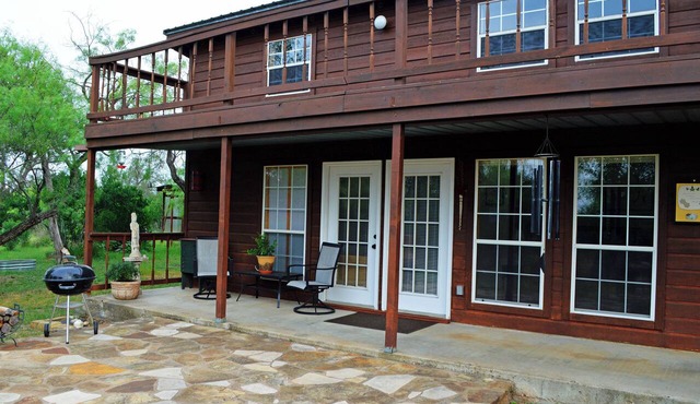 Charming 1-bedroom gallery bungalow on 9 acres in Spicewood, new central air/ht.