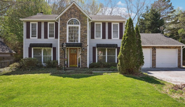 Charming 2-bed/2.5-bath House in delightful Stone Mountain with Private Yard
