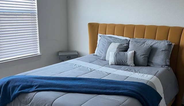 Charming 2-bedroom apartment with WiFi, AC in lovely Houston