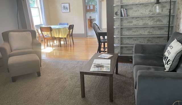 Charming 2 bedroom apt in quiet neighborhood