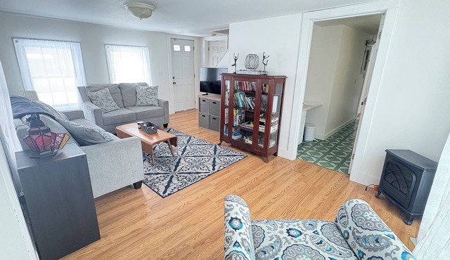 Charming 3-bedroom cottage in Hampden with AC, WiFi