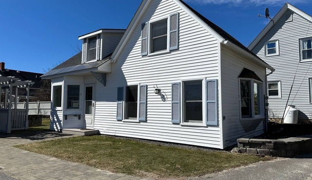 Charming, comfortable 2 Bedroom, One Bath, home, gorgeous views of Lowell's Cove-A great homeba.