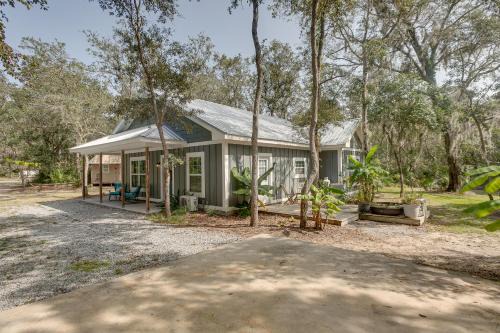 Charming Darien Hideaway w/Porch, Near Downtown!