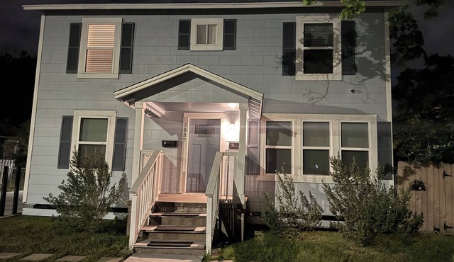 Charming duplex - convenient, comfortable, Close to It All. Beach, Work & Play!
