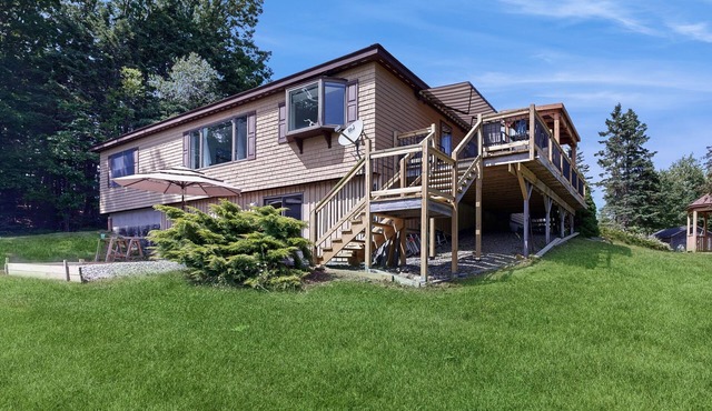 Charming Lakefront House with Outdoor Firepit, Washer/Dryer and Wifi