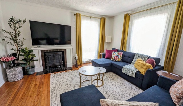 Charming Lux Gem in Med Center w/2 K Beds-Patio-Backyard!