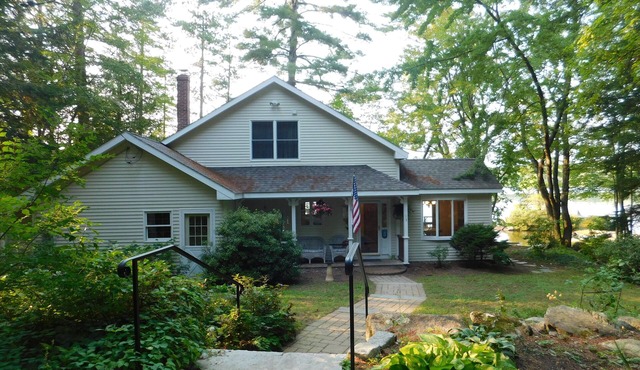 Charming pet-friendly waterfront home with beautiful views of Highland Lake!