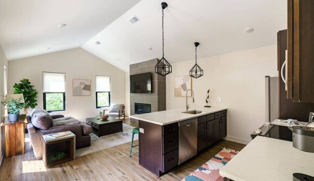 Chic 2bd Flat-Victorian Village