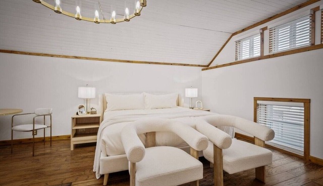 Chic Retreat on Broadway Street!