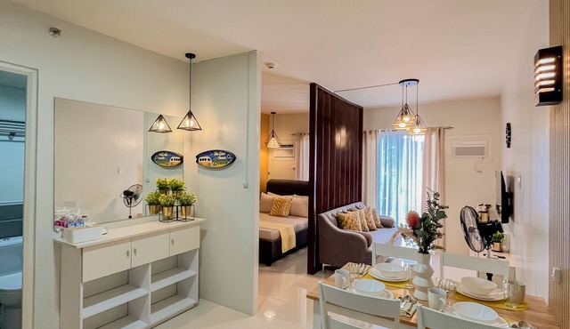 Chic Ruby Studio: Balcony, Private Pool, Gym Access in Puerto Princesa