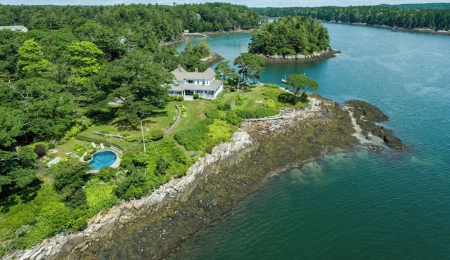 Classic Maine cottage set on its own peninsula with stunning views