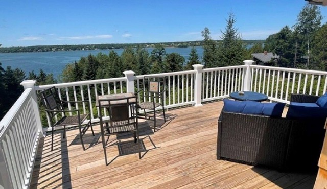 Classic Orr’s Island, Maine Cottage, sleeps 4, 1 Bath, Stunning ocean views!
