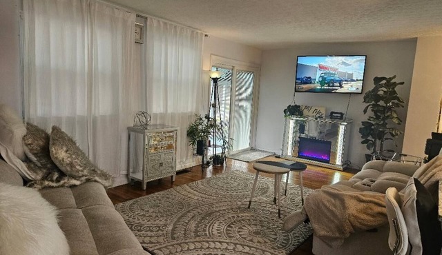 Clean Calm Serene Stylish Home. Screened patio for smoking, cooking or relaxing.