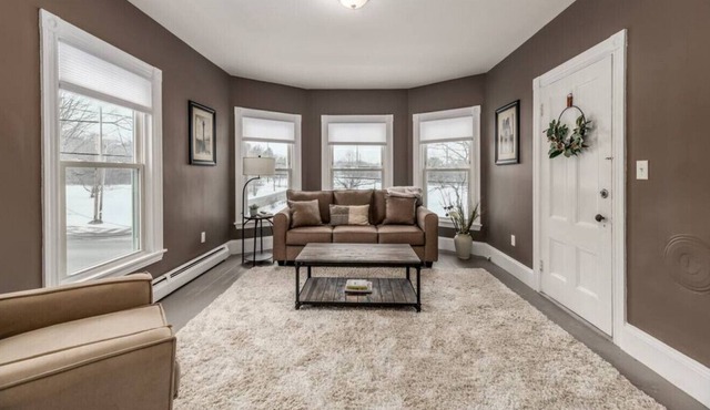 CLOSE TO DOWNTOWN PORTLAND 2 BD 1 BA | FAST WIFI