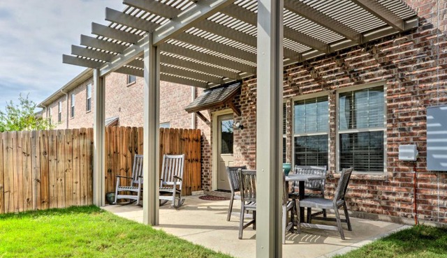 College Station Townhouse w/Private Patio