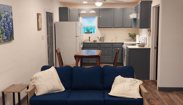 Comfy Cottage near river access, Nearby Gulfing, Wine Country and famous food!